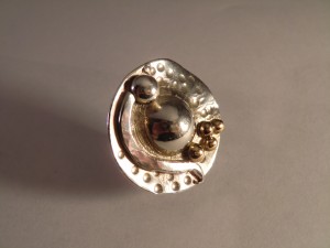 Egentillverkad ring "Hatten" med silver och guldkulor  Pris 1.900:-