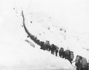 Ett tungt bärande, klättring Chilcoot Pass 1898. 1 miljon svenskar gav sig iväg för att få en bättre framtid